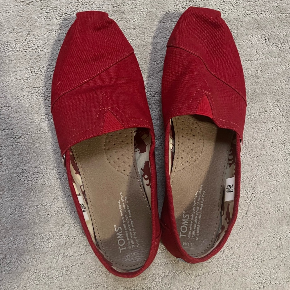 Tom’s classic alpargata slip ons